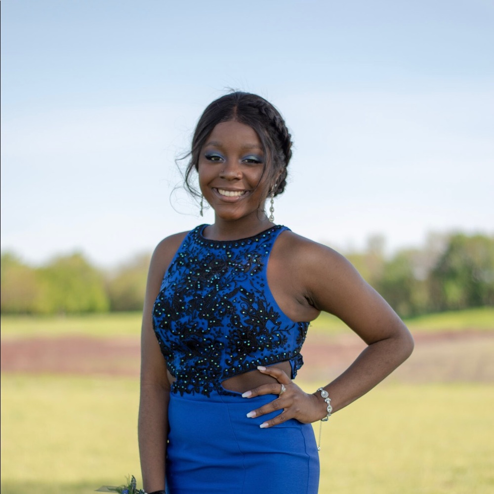 PROM DRESS - Picture 2 of 7